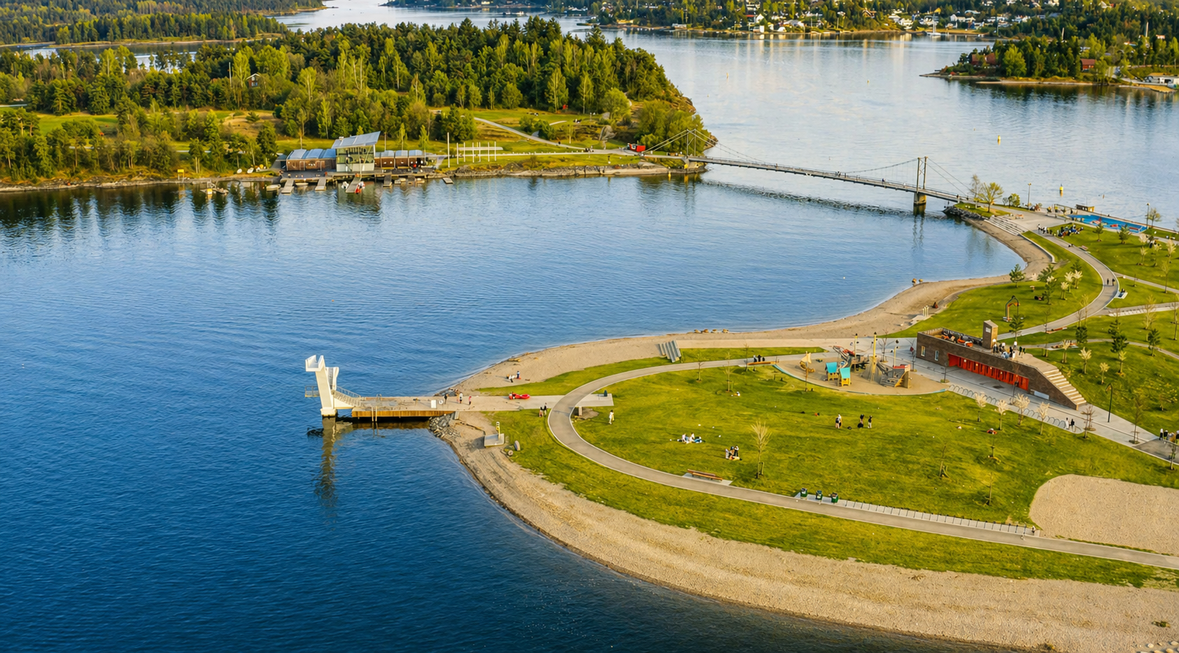 Drone-bilde av Kadettangen omringet av sjø